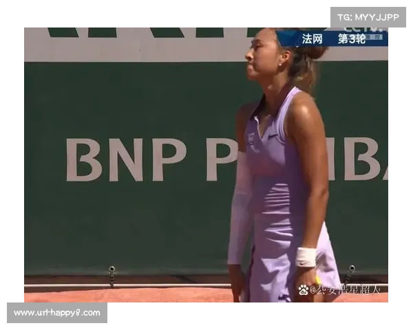 郑钦文比赛中观众试图干扰发球，遭其他观众嘘声制止