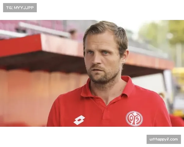 通讯：通过战术麦克风，解析美因茨主帅在边线对后防线的连续指令——“保持区域，盯住10号！”